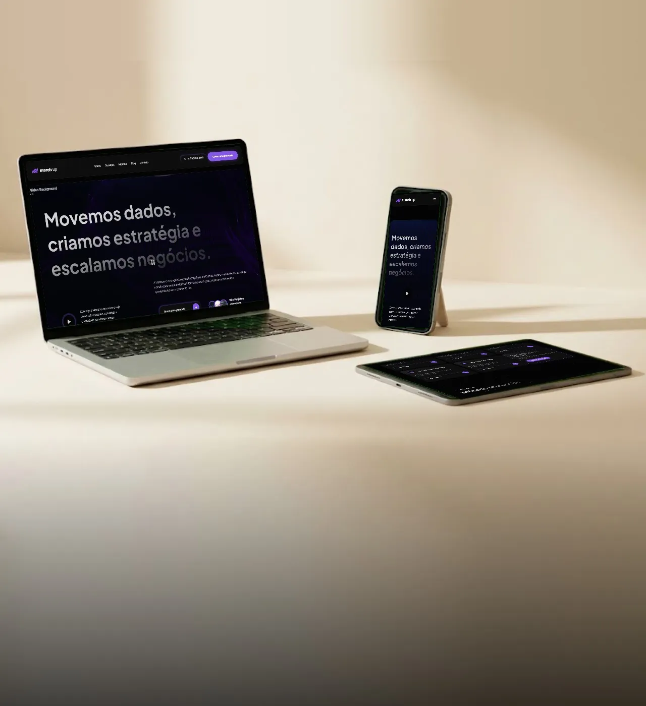 Mockup de notebook e celular com as telas do projeto