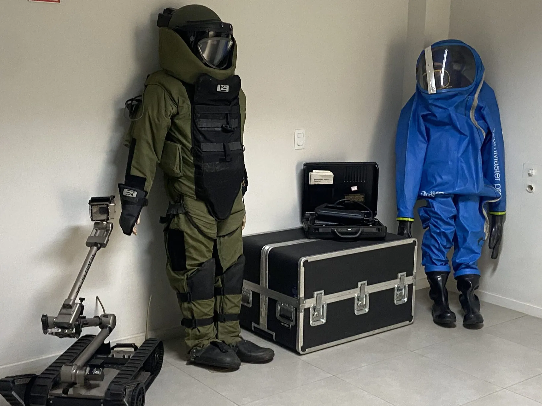 Equipamentos de proteção e robô da Polícia Federal, registrados durante a visita